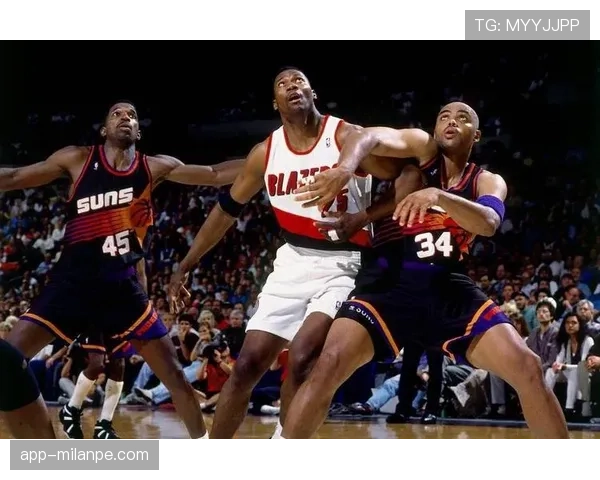 查尔斯·巴克利篮下强攻拉开与传统内线对抗差距